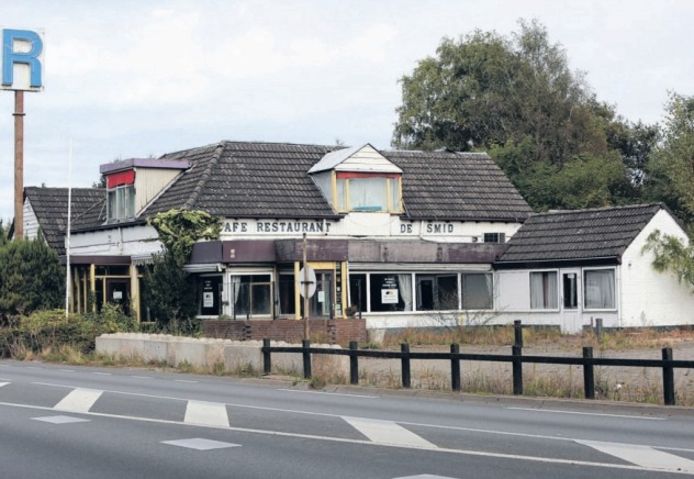 Restaurant De Smid in Epse staat sinds het faillissement in januari 2011 leeg. Een projectontwikkelaar wil hier een hotel neerzetten.