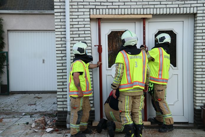 De brandweer moest de gevel stutten.