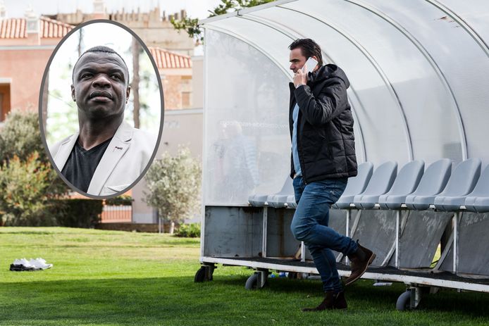 Marc Overmars belt tijdens het trainingskamp van Ajax. Renald Majoor (inzet).