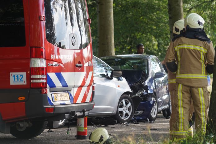 Deze auto's botsten frontaal op elkaar.