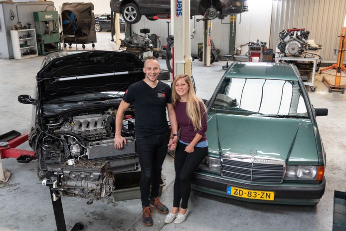 Melanie en Joep bij hun auto's