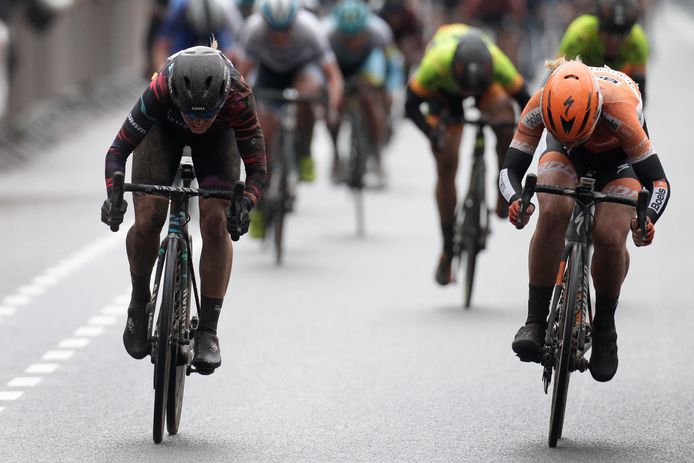 Pieters (r) in de sprint.