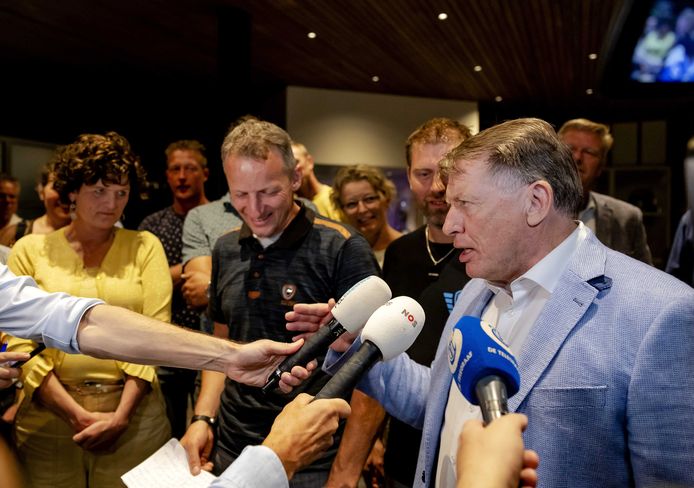 Agractie-voorman Bart Kemp (tweede van links), FDF-voorzitter Mark van den Oever (tweede van rechts) en LTO-voorzitter Sjaak van der Tak (bij de microfoons) na een gesprek tussen boerenorganisaties Farmers Defence Force, LTO en Agractie.