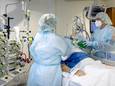 Verplegend personeel bij een coronapatient op de IC-afdeling van het Maasstad Ziekenhuis.