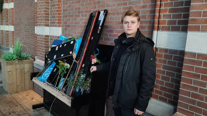 Pianist Lance de Hoog met ongeloof in de ogen bij de vernielde stationspiano in Nijmegen.