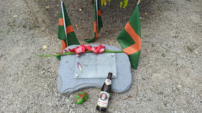 De gedenksteen voor Jan Nijenhof, fervent carnavalist en Vierdaagsewandelaar.