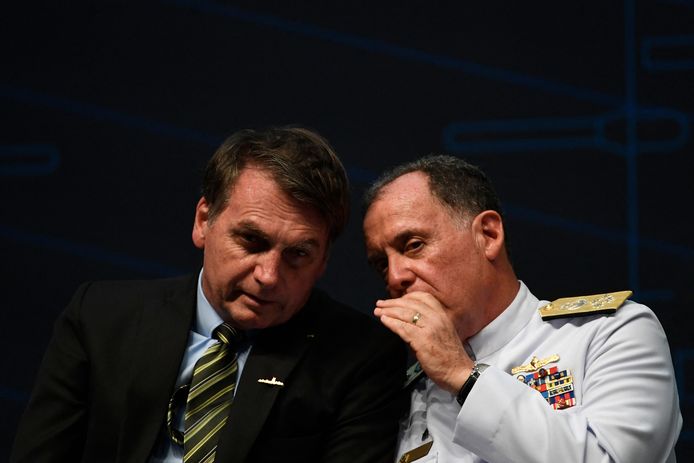 De Braziliaanse president Jair Bolsonaro (links) met marinecommandant Ilques Barbosa Junior in 2019. DIe laatste wordt aan de deur gezet.