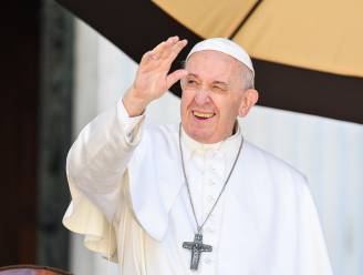 Opmerkelijke beelden: paus trekt hand terug wanneer gelovigen zijn ring willen kussen