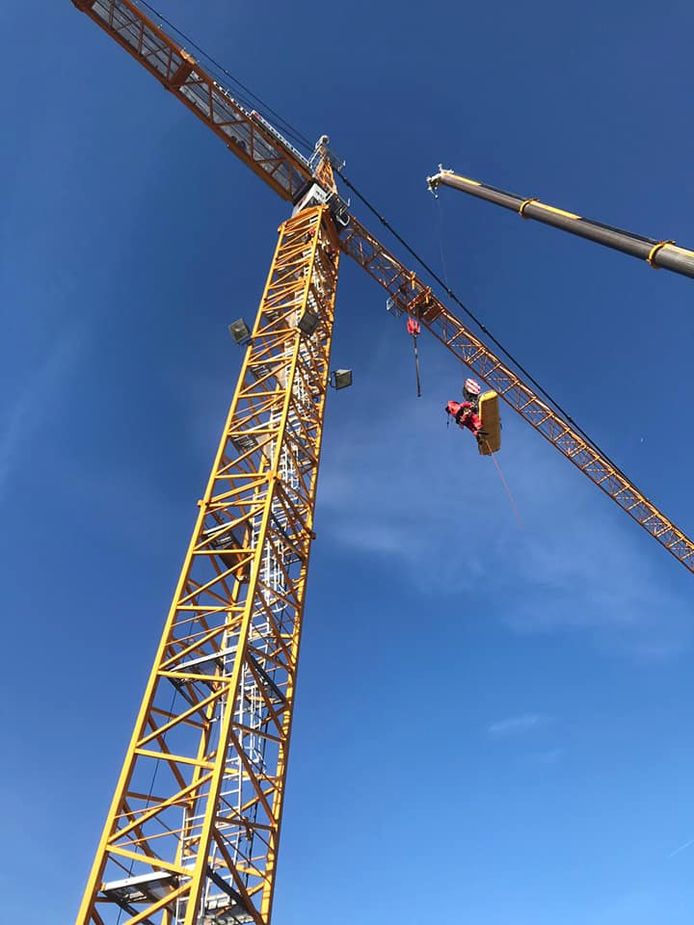 Man wordt onwel in kraan.