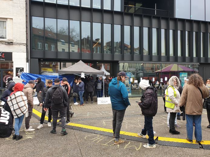 Les manifestants contre le pass sanitaire ont empêché les journalistes de la RTBF et de Télésambre d'entrer à Médiasambre à Charleroi