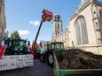De tractoren en de kiepkar vol mest voor het stadhuis in Deventer. Burgemeester Ron König vindt de manier van actievoeren met trekkers en mestkarren niet gelukkig.