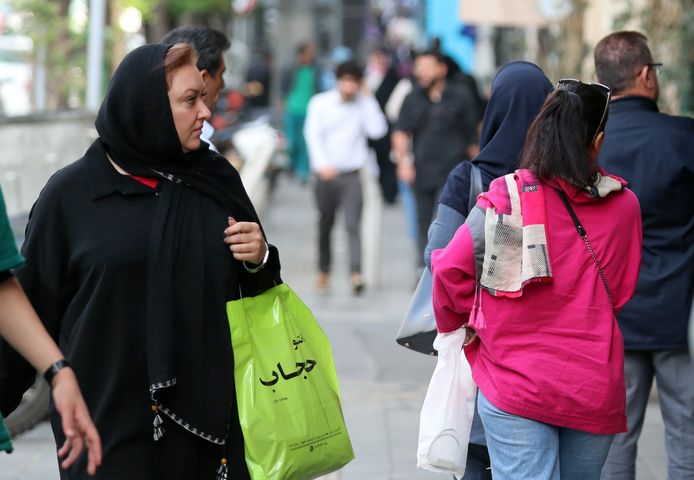 De Iraanse politie zal nu strenger optreden tegen overtredingen van de islamitische kledingvoorschriften in het openbaar.