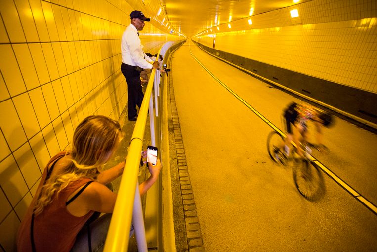 Een van de twee tunnelbuizen van de Maastunnel in Rotterdam is gerenoveerd en gerestaureerd.  Beeld arie kievit