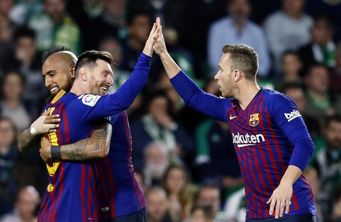 Lionel Messi krijgt een knuffel van Arturo Vidal, en een high five van Arthur Melo.