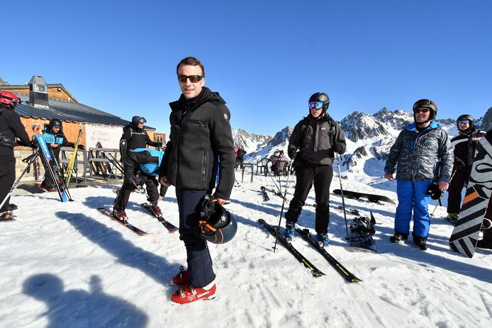 De Franse president Macron keerde vervroegd terug van skivakantie in La Mongie in de Franse Pyreneeën.