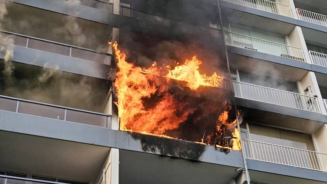 Vlammenzee in flat Ede: ‘Brandweerlieden tilden mij drie verdiepingen naar beneden’