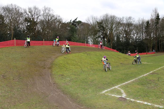 Kinderen testen het parcours van de Parkcross maar al te graag uit.