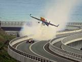 Ricciardo racet in Formule 1-bolide tegen stuntvliegtuig