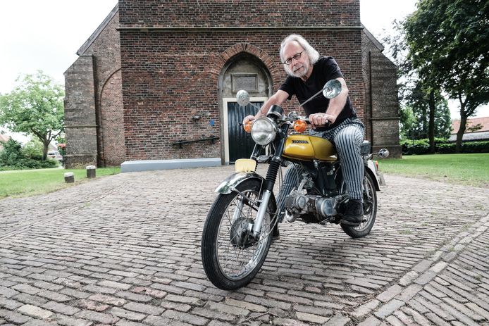 Jan Bijvank op een Honda SS50, een van de modellen die in de Remigiuskerk te bewonderen is. ,,De fascinatie voor de brommer is altijd gebleven. Nostalgie, hè. Brommers voeren je terug naar je jeugd, toen je nog onbezonnen in het leven stond.’’