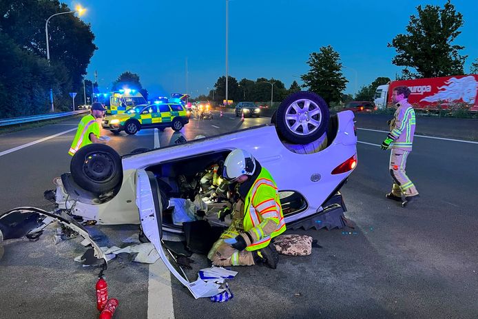 De wagen van de chauffeur belandde na een aanrijding met de middenberm ter hoogte van de oprit Erpe-Mere richting kust op zijn dak.