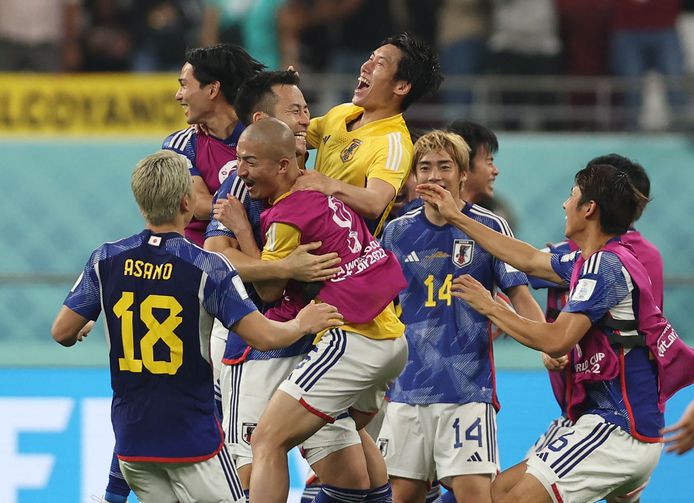 Japan viert de overwinning op Spanje én de groepswinst.