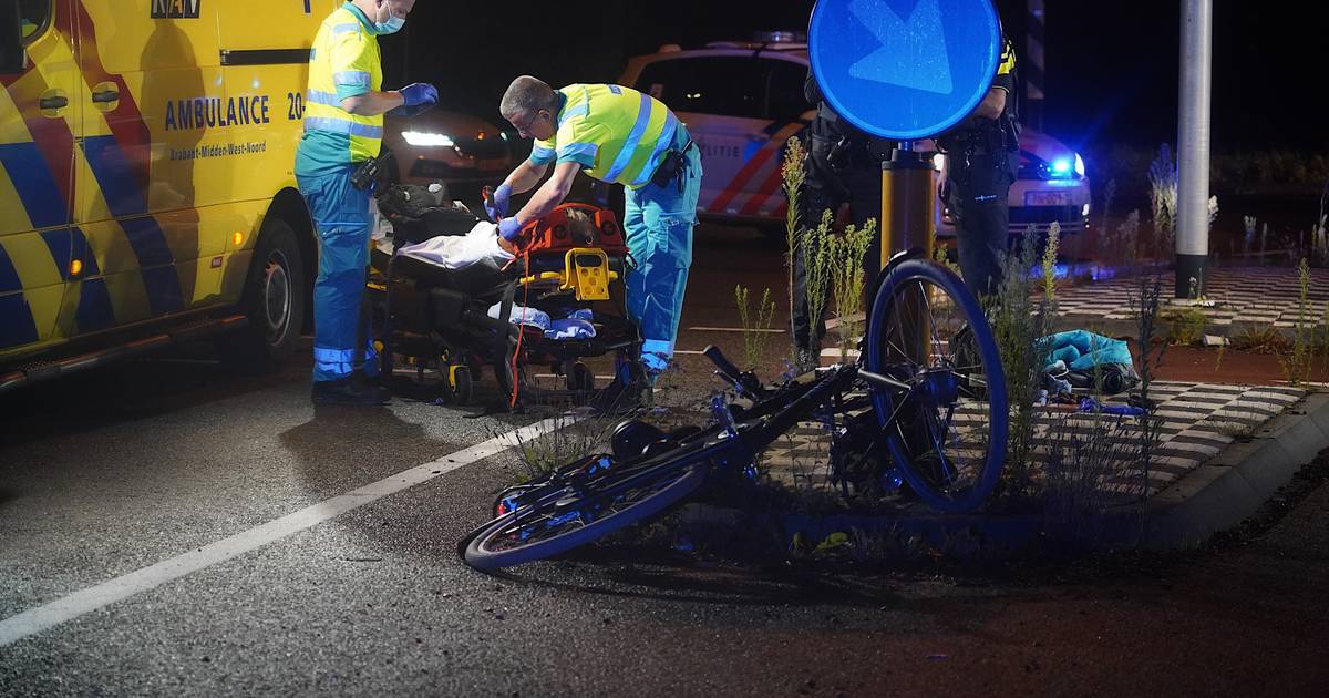 Fietser met spoed naar het ziekenhuis na botsing met wagen in Dongen.
