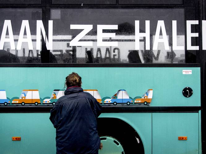 Nederlanders willen zelf vluchtelingen ophalen in Griekenland: bus van 'We Gaan Ze Halen' is na 120 km gestrand nabij Eindhoven