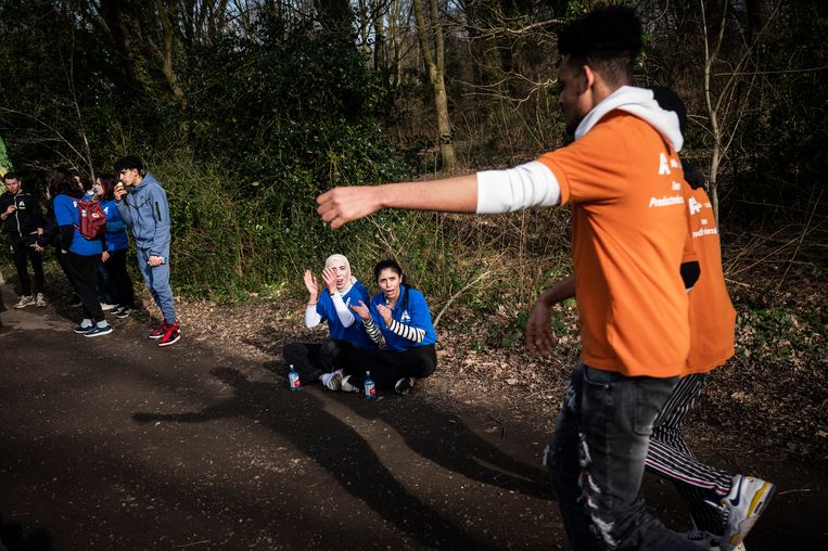  Jomana Bayassah (20) (links) en Shahd Al Ali Al Mohammed (17) moedigen studenten in de sponsorloop aan. Beeld Kees van de Veen
