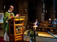 Geoffrey de Jong, hier tijdens een mis in het Engels in de kerk in Beek en Donk. ,,Ik houd me liever niet bezig met kerksluitingen.’’