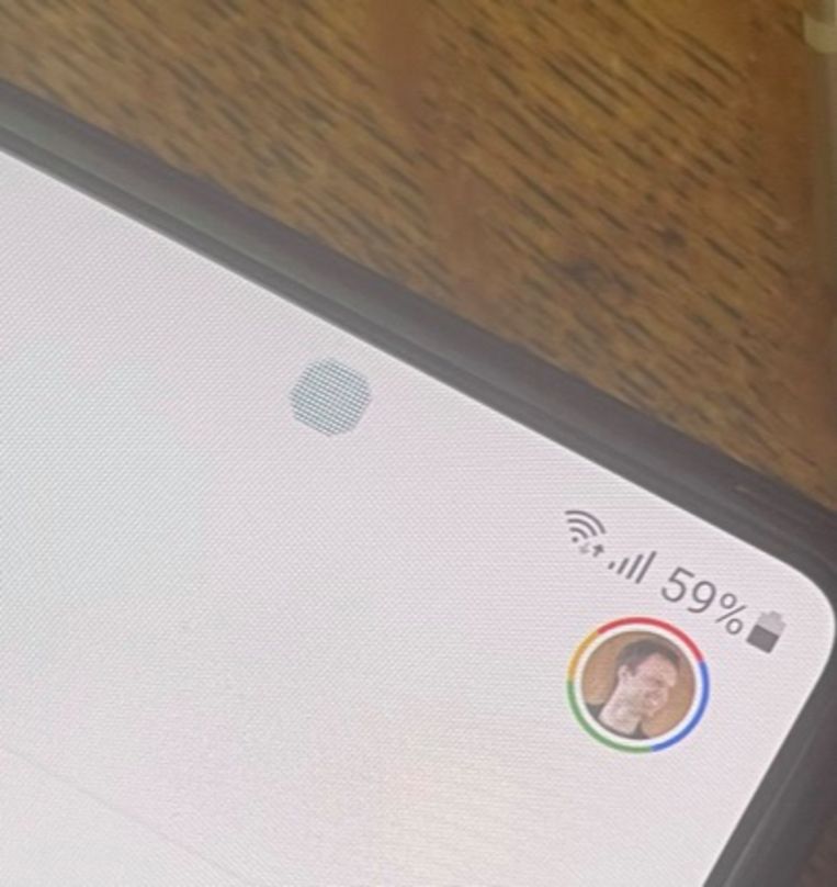 De camera onder het scherm is (zeker op witte achtergrond) nog steeds duidelijk zichtbaar in de vorm van een verzameling puntjes Beeld Laurens Verhagen