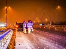Auto over de kop op de A2 bij Eindhoven, vermoedelijk door glad wegdek