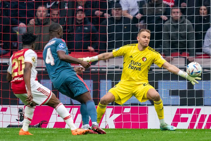 Misschien wel hét moment van De Klassieker: een wereldredding van Timon Wellenreuther op 2-2, Feyenoord wint uiteindelijk met 2-3 bij Ajax.