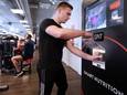 Bij SnapFitness Breda  kan je je eiwitshake vers uit de automaat halen. Levi van Poppel (19) maakt er graag gebruik van.