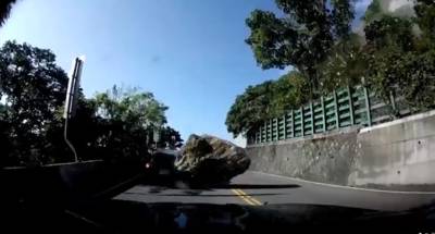 Les images impressionnantes d'un rocher qui percute violemment une voiture pendant le séisme à Taïwan