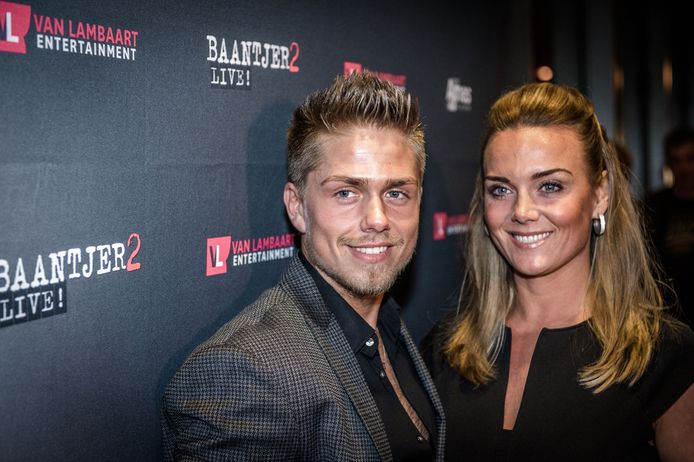 De verklaring waarin stond dat André Hazes en Monique Westenberg uit elkaar zijn, was niet namens hen beiden naar buiten gebracht. Dat zegt Monique zaterdagavond in een eigen bericht op Instagram. Daarin zegt ze zelfs dat André gevoelens voor een ander zou hebben.