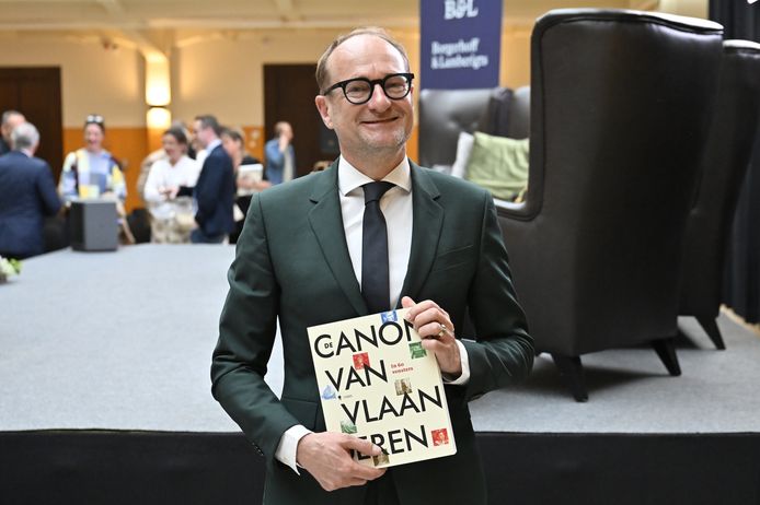 Vlaams minister Ben Weyts (N-VA) met het boek de Vlaamse Canon