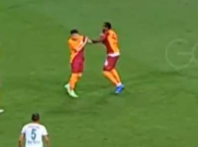 Ongezien: Galatasaray-speler geeft ploegmaat kopstoot en vuistslagen tijdens competitieduel
