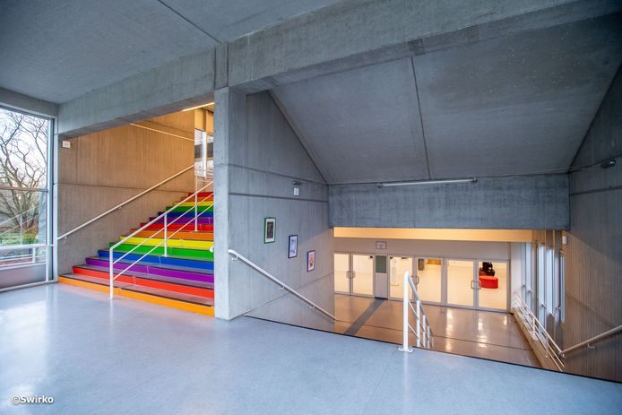 De trappen van Odisee Aalst in regenboogkleuren.