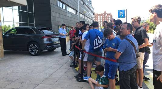 Wachtende fans aan het ziekenhuis waar Hazard zijn medische tests ondergaat.