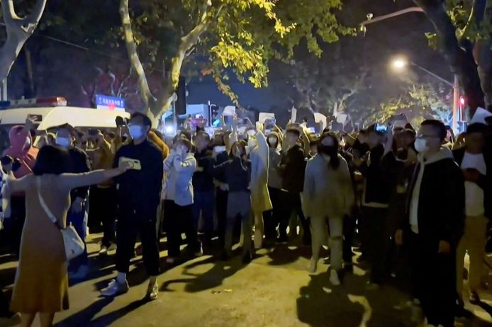 Demonstranten houden witte vellen papier omhoog. Die symboliseren de censuur. Ook werden er slogans geroepen.