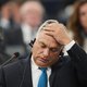 Europa grijpt opstandige Orbán bij het nekvel