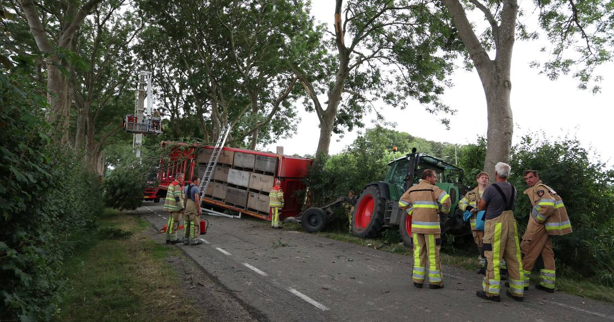 Man uit tractor geslingerd na harde botsing bij Emmeloord.