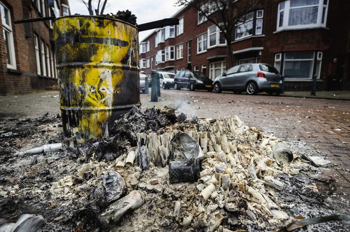 Resten van het afsteken van vuurwerk op Nieuwjaarsdag in de Haagse wijk Laakkwartier.