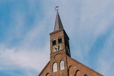 Bij Onze Kerk in Hooge Zwaluwe is het al jaren 12.00 uur, maar in november wordt ‘de tijd hersteld’