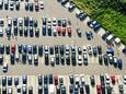 Parkeren in het midden van de parkeerplaats is niet de optimale plek, zo meldt een Tiktokker.