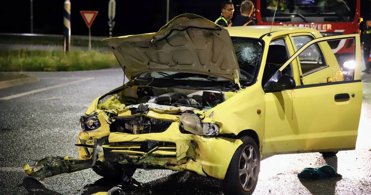Zware botsing op afrit A15 bij Echteld, man naar ziekenhuis gebracht.