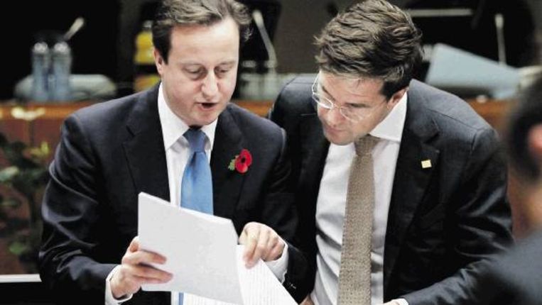 Rutte overlegt met zijn Britse ambtgenoot en medestander in het debat over de EU-begroting David Cameron. (FOTO REUTERS) Beeld 