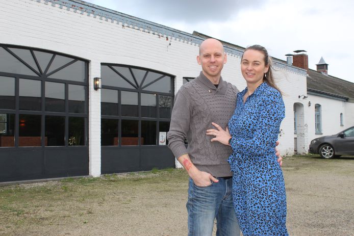 Dan en Tineke voor hun zaak.