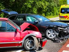 Automobiliste gewond bij botsing, veel schade aan auto’s 