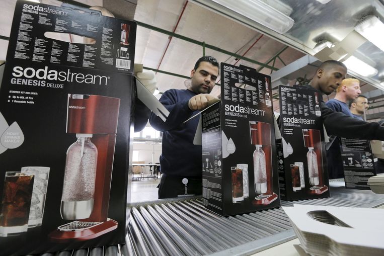 Sodastream-werknemers pakken dozen in in de fabriek in een nederzetting op de Westerlijke Jordaanoever. Beeld REUTERS